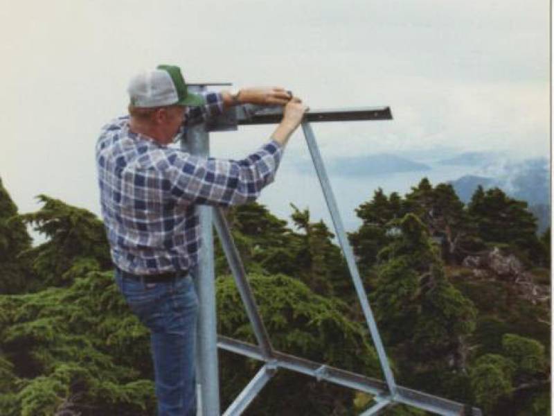 woody_larsen_installing_solar_cell_frame.jpg