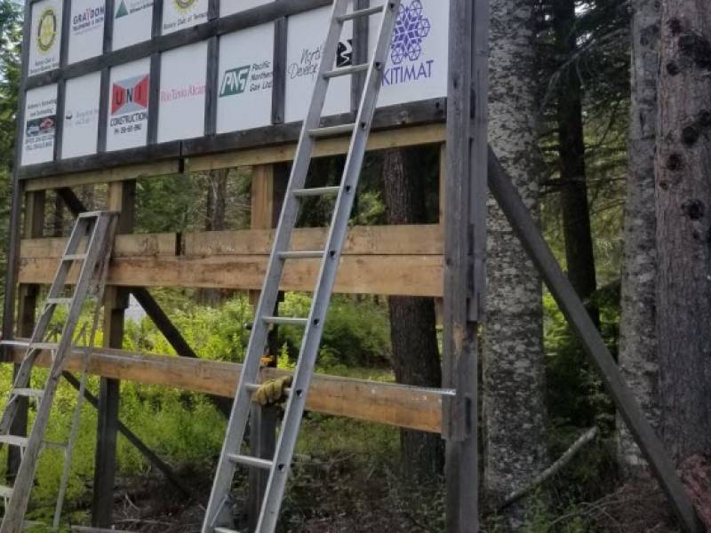 original_sign_being_dismantled.jpg