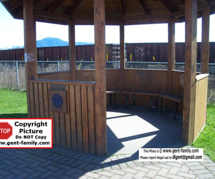 101_1946_gazebo_inside.jpg