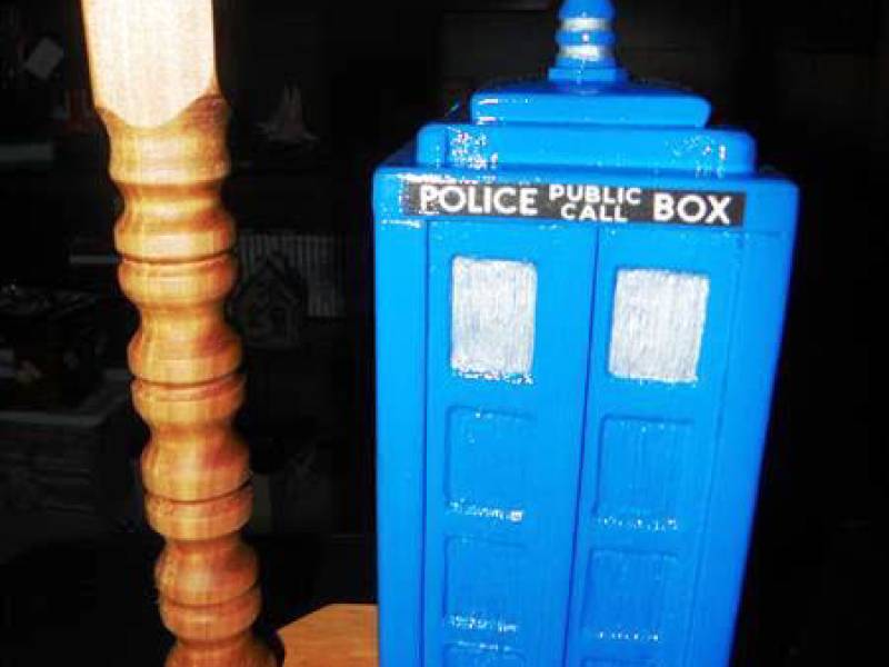 terrys_dr_who_tardis_with_holder.jpg