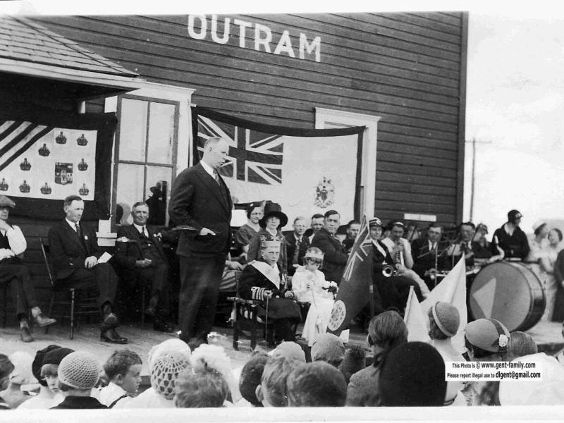 nl_mcleod_speaking_to_crowd_outram.jpg
